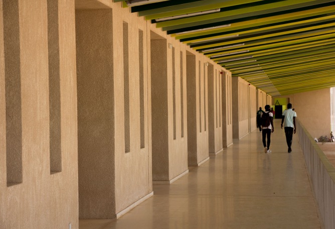 Upper gallery. Alioune Diop University Lecture Building by IDOM. Photograph © Aga Khan Trust for Culture / Chérif Tall.