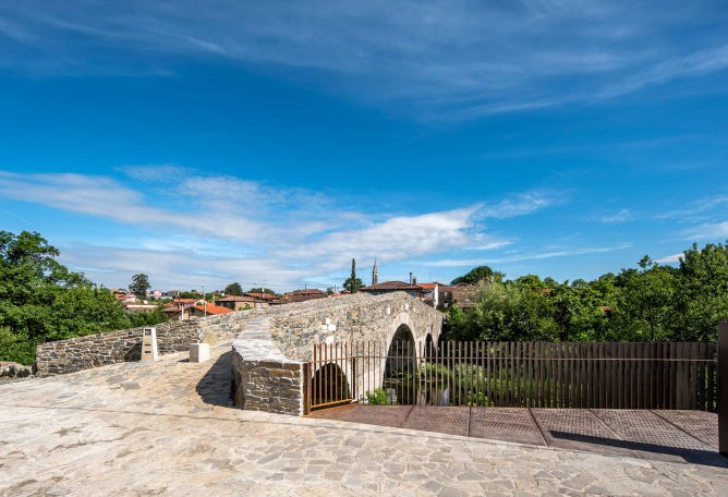 Puente de Furelos por AGi Architects. Fotografía por Héctor Santos-Díez.
