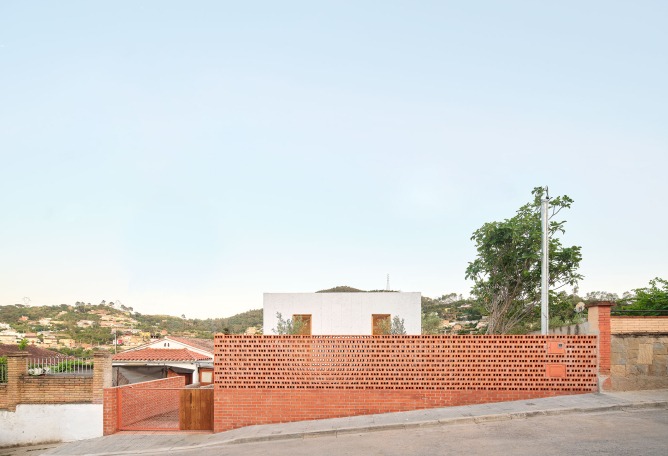 House on a brick base by Ágora arquitectura. Photograph by Jose Hevia.