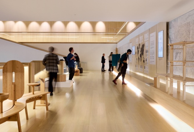 Inaguración en Design Museum. Discovered por AHEC y Wallpaper*. Fotografía por Thom Atkinson.
