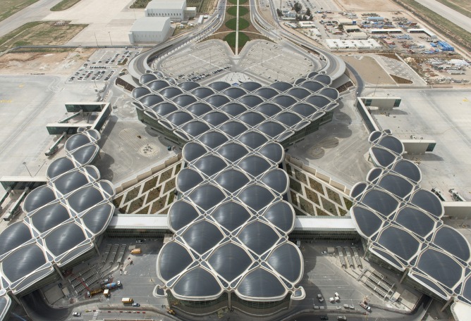 Vista de pajaro del acceso. Aeropuerto Internacional Queen Alia por Foster & Partners.