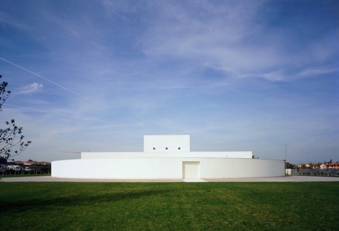 Guardería de Benetton por Alberto Campo Baeza. Fotografía por Hisao Suzuki