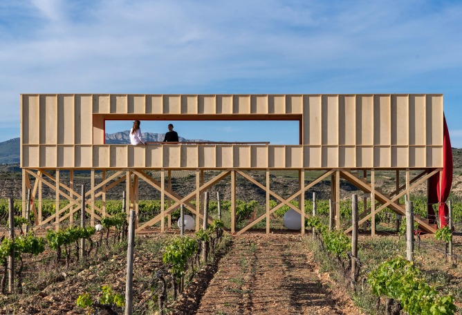 Una mesa elevada en el paisaje por J-AF Architecture + Gonzalez Serrano Studio. Fotografía por Josema Cutillas.