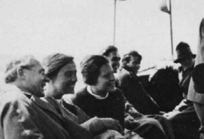 Annemarie Wilke entre Hilberseimer y la hija de Mies Van der Rohe.