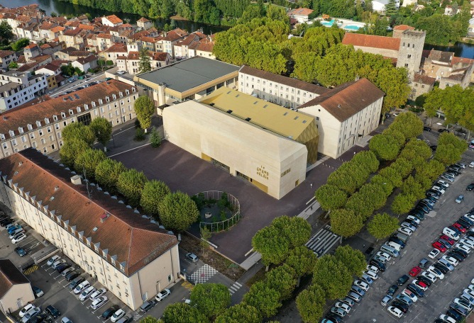 The cinema "Grand Palais" in Cahors by Antonio Virga. Photograph by Pierre Lasvenes