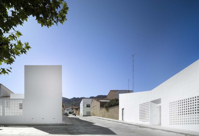 3 + 2 Viviendas de Promoción Pública por Antonio Holgado Gómez. Fotografía por Jesús Granada 