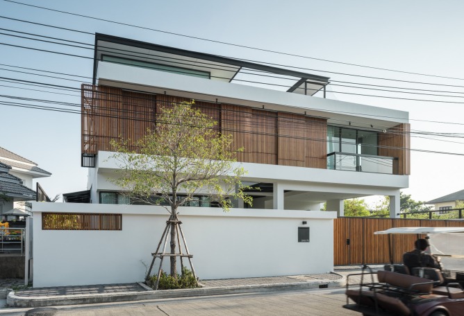 Casa Bangkae por Archimontage. Fotografía por Chalermwat Wongchompoo | Sofography
