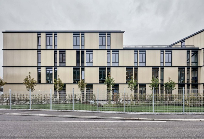 Centro de formación y perfeccionamiento para instaladores eléctricos por archis Architekten + Ingenieure GmbH, Luis Machuca & Asociados. Fotografía por Nikolay Kazakov