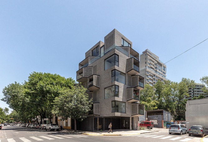 Edificio M 5605 por Arqtipo. Fotografía por Federico Kulekdjian.