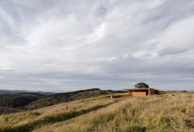 Casa en Cunha por Arquipélago Arquitetos. Fotografía por Federico Cairoli