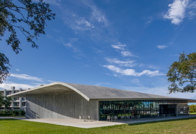 Edificio de estudio Thomas P. Murphy para la Escuela de Arquitectura de la Universidad de Miami por Arquitectonica. Fotografía por Robin Hill