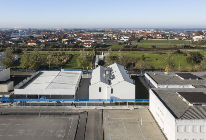 Escuela primaria São Bernardo en Aveiro por Arte Tectónica. Fotografía por Ivo Tavares Studio.