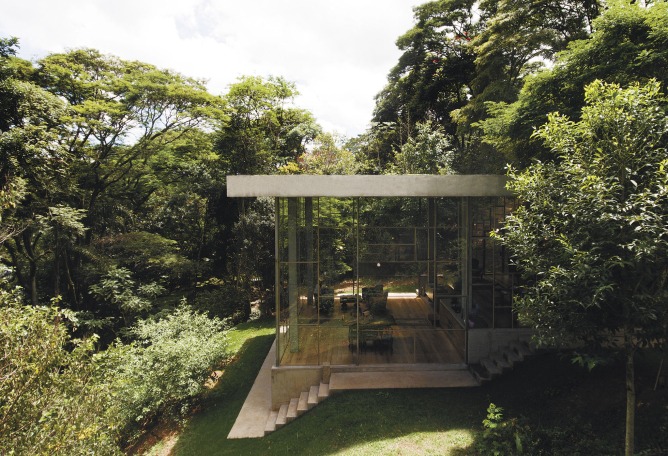 Library house in the vinhedo forest by Atelier Branco. Photograph by Gleeson Paulino.