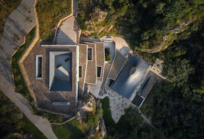 Golden Ridge Upper-cloister in Aranya Golden Mountain by Atelier Deshaus. Photograph by Jonathan Leijonhufvud.