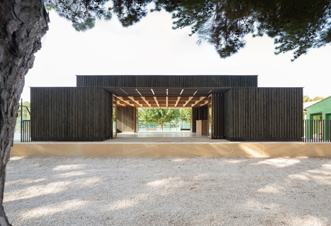 Sala Maurice Darbellay por Atelier Régis Roudil Architectes. Fotografía por Florence Vesval.