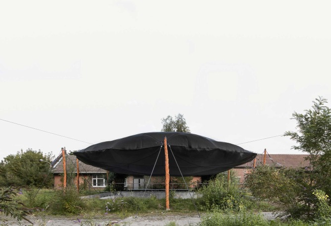 Techo para un cráter / Ceiling for a crater por Atelier Tomas Dirrix. Fotografía por Olmo Peeters, Illias Teirlinck, Maxim Verbueken, Jeroen Verrecht