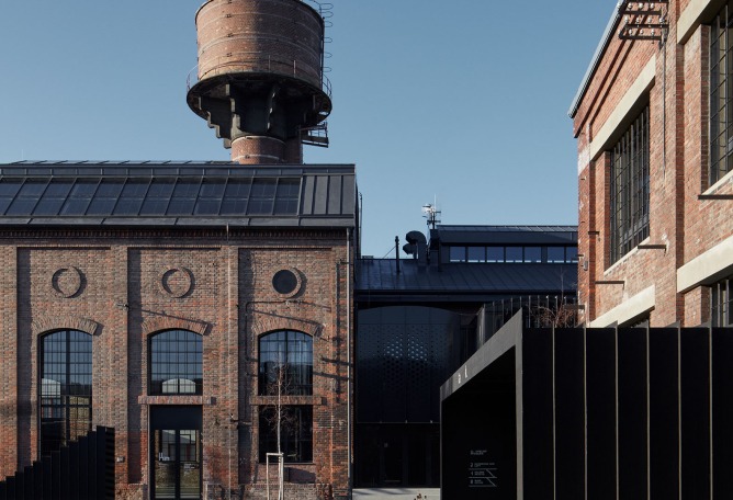 Vista exterior. Reconversión de la Boiler House por Atelier Hoffman. Fotografía © Jakub Skokan and Martin Tůma / BoysPlayNice
