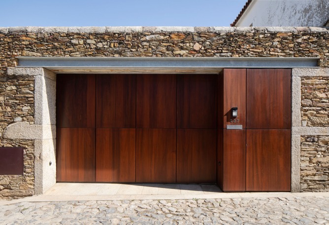 Casa Rates por ATELIERDACOSTA. Fotografía por Tiago Casanova.
