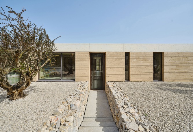 Casa Artiga by Atheleia Arquitectura. Photograph by Adrià Goula.