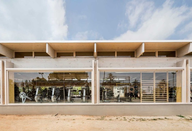 Nuevo Edificio Anexo Gimnasio-Sala De Fitness ATHC por BAMMP Arquitectos y XVArquitectura. Fotografía por Adrià Goula