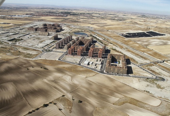Aerial view of El Quiñon, Seseña. www.aguirrearce.com.