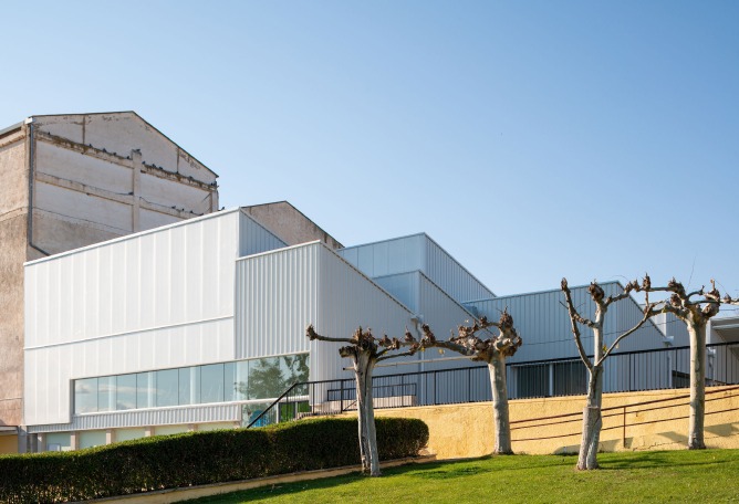 Sports Pavilion by Blasco Esparza Arquitectos. Photograph by Pedro Pegenaute