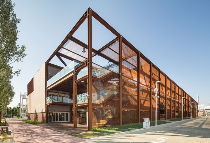 Exterior view. Brazilian Pavilion at Expo de Milano 2015 by Studio Arthur Casas + Atelier Marko Brajovic. Photograph © Filippo Poli.
