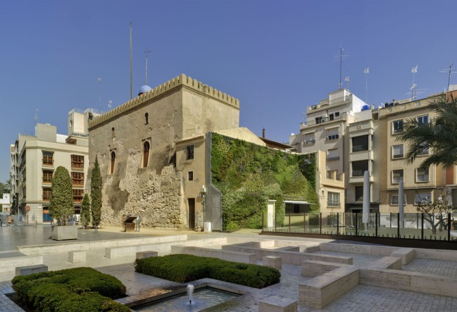 Exterior view. Cafeteria within a green wall by Antonio Maciá Mateu. Photography by David Frutos.