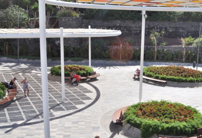 Sombra y vegetación. Transformación de un paseo marítimo en Tenerife por Jiménez y Bazán Arquitectos S.L.P. Fotografía ©Roberto Bazán.  