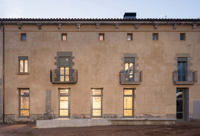 Edificio el Mallol por Carles Crosas y Gemma Domingo. Fotografía por Joan Guillamat