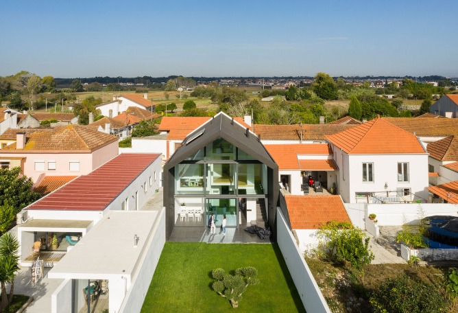 Arch House by FRARI - architecture network. Photograph by Ivo Tavares Studio.