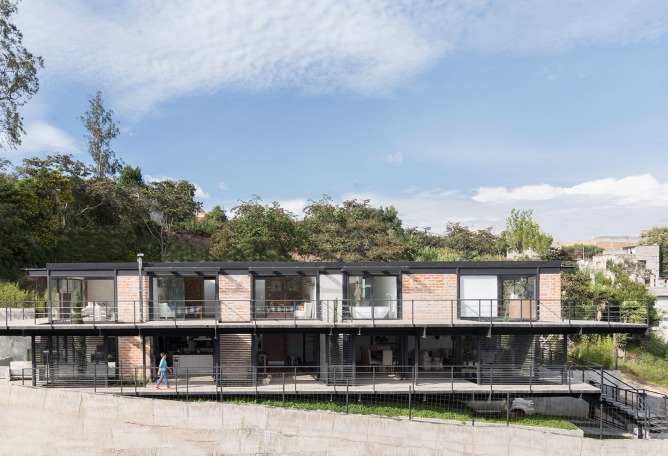 Façade view. Horizontal House by Juan Tohme. Photograph © Jag Studio: Juan Alberto Andrade + Cuqui Rodríguez
