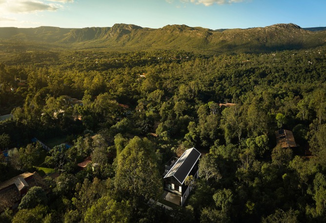 Casa Maenduaba por  BIRI + Brener Lacerda. Fotografia por Jomar Bragança.