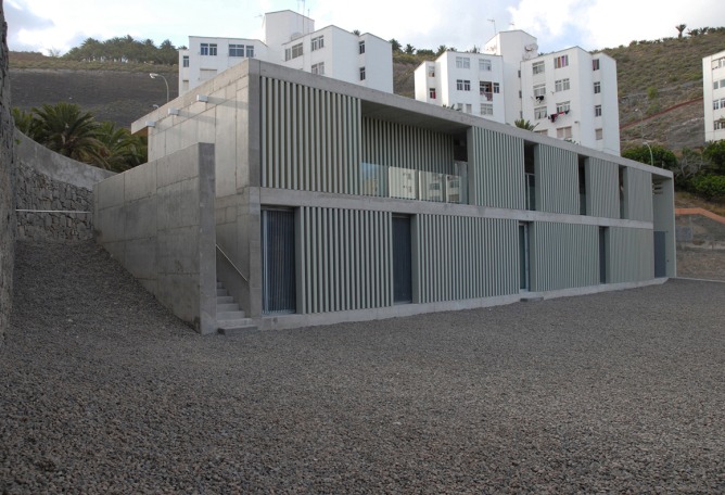 Vista exterior. Centro dotacional "El Lasso" por Romera y Ruiz Arquitectos, Las Palmas de Gran Canaria, España. Fotografía © Estudio Romera y Ruiz.