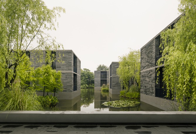 Exterior. Xixi Wetland Estate por David Chipperfield Architects. Fotografía © Simon Menges. 