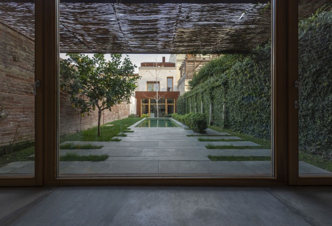 Renovation and extension of a single-family house between party walls in Vilassar de Mar by Ramon Andreu Muñoz and Núria Canyelles Torrents - 6th Maresme Architecture Exhibition. Photography by Jordi Vila Marta.