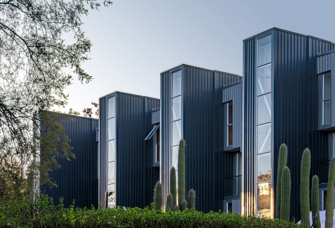 «Container Building» por Hsu-Rudolphy Architects. Fotografía por Ian Hsü y Gabriel Rudolphy.