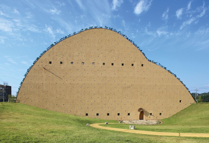 Terunobu Fujimori – Mosaic Tile Museum, Kasahara, Tajimi, Gifu, Japan, 2016. Contemporary Japanese Architecture by Philip Jodidio. Photograph by © Akihisa Masuda.