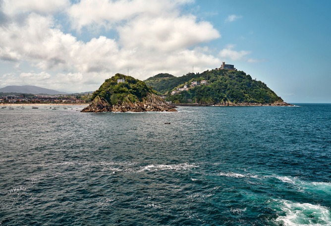 Hondalea by Cristina Iglesias. Photograph by José Luis López Zubiria.