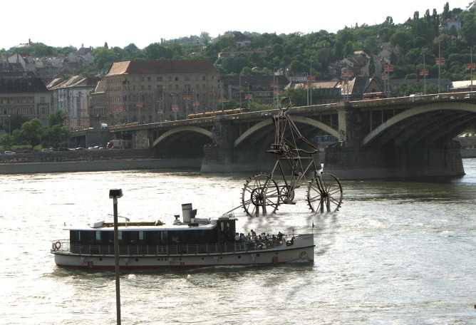 DANUBE BICYCLE por Zoltan Kecskemeti