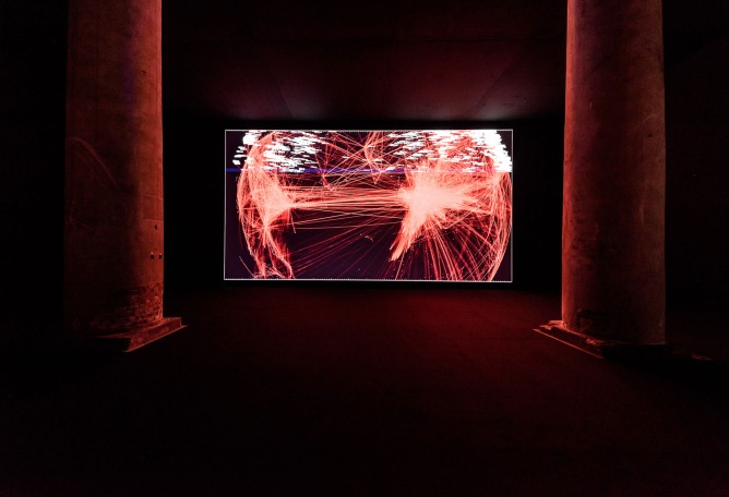 Data-verse 1, 2019, por Ryoji Ikeda. Proyector DCI-4K DLP, ordenador, altavoces. Fotografía por Andrea Avezzù. Cortesía de La Biennale di Venezia.