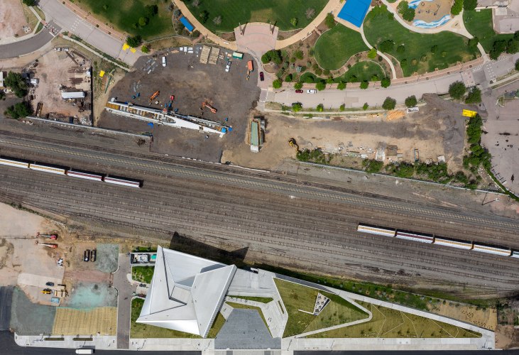 Reconectando el tejido urbano del centro de Colorado. Puente peatonal por  Diller Scofidio + Renfro | Sobre Arquitectura y más | Desde 1998
