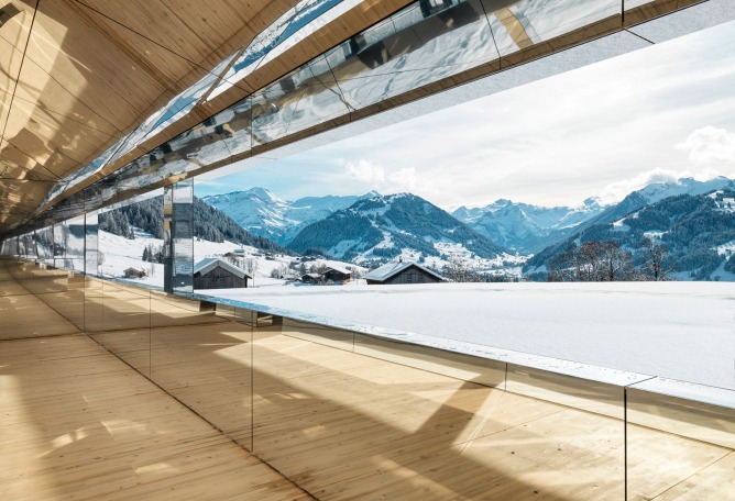 Casa Mirage instalada en los Alpes suizos por Doug Aitken. Fotografía por Stefan Altenburger, cortesía de Doug Aitken