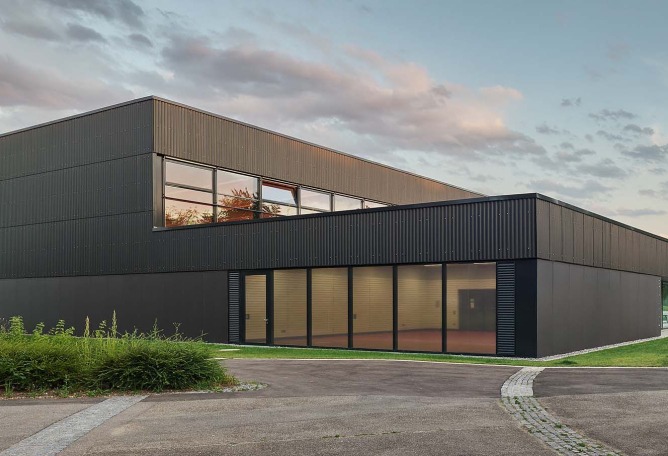 Pabellón de deportes con triple campo por DREI ARCHITEKTEN. Fotografía por Zooey Braun