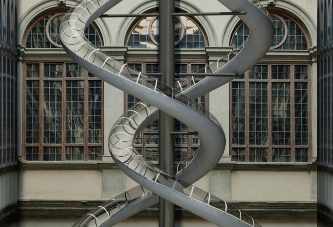 Visualización del patio con la instalación de El Experimento de Florencia. Un proyecto de Carsten Höller y Stefano Mancuso