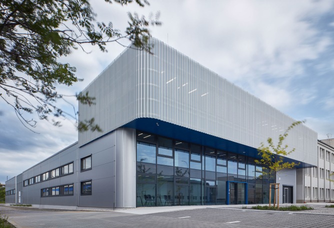 Edificio de manufacturación y administración de Pilana Karbid por Ellement architects. Fotografía por BoysPlayNice