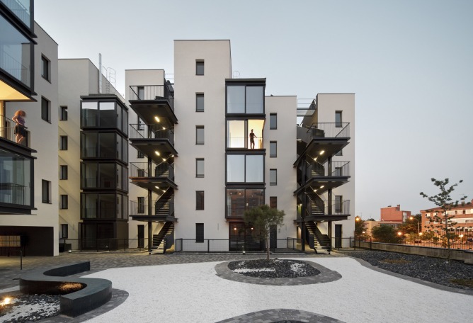 Courtyard of 46 social housing units in Madrid. Photography by Pegenaute. Courtesy of Estudio UNTERCIO. 