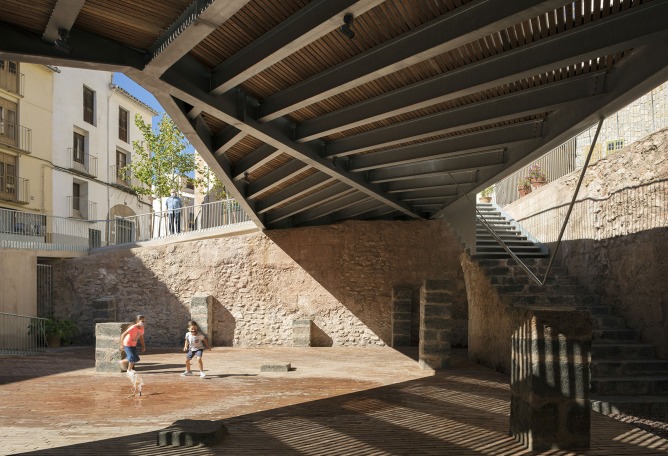 Categoría B, Synagogue Square, Onda, Castellón, por el fabricante de espheras, Grupo Aranea, Cel-Ras Arquitectura. © Milena Villalba