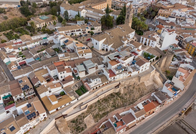 Consolidación y Mejora de la Muralla Medieval de Cabra en España por EYAC Arquitec. Fotografía por Manolo Espaliú.