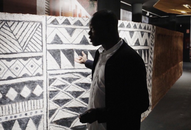 Francis Kéré en el Museo ICO. Fotografía por Julio César González